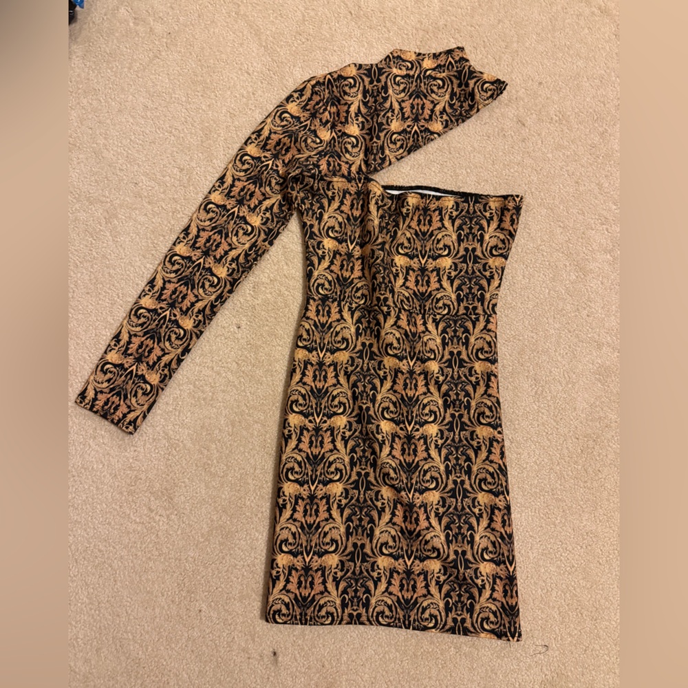 PrettyLittleThing Black and Gold Long Sleeve Dress